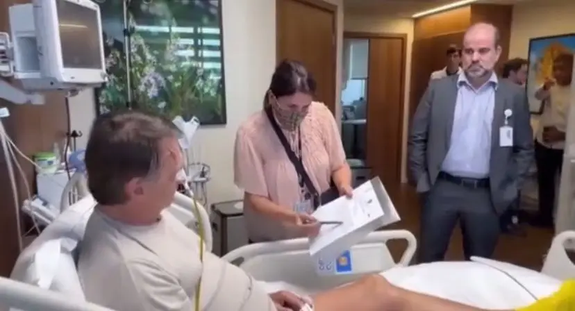 Bolsonaro é intimado pelo STF internado